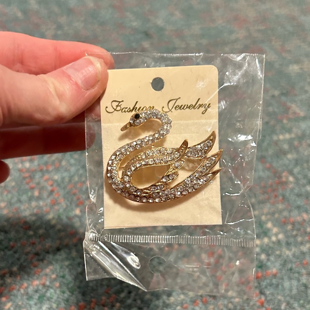 💥 Swan brooch